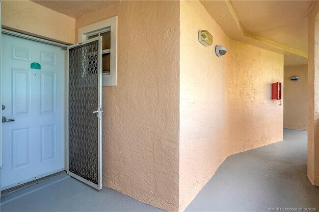 Building Photo - 5750 NE Island Cove Way