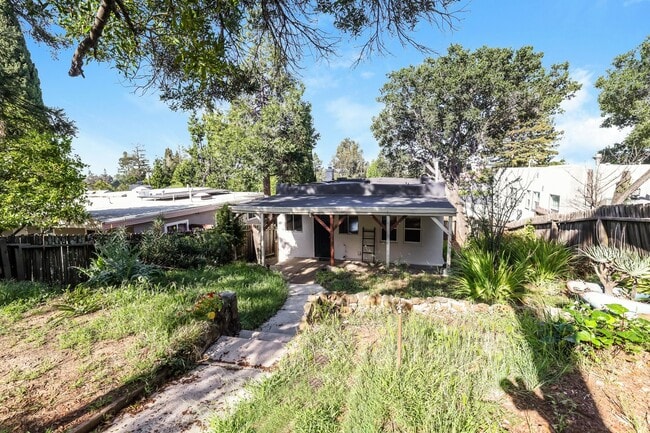 Building Photo - Available 2 Bedroom Home In Redwood Heights!