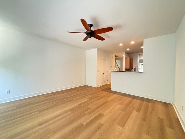 Building Photo - Beautiful 3-Bedroom, 3.5-Bath Townhome in ...