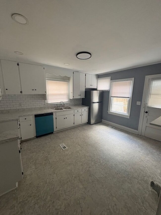 Building Photo - 421 2nd Ave