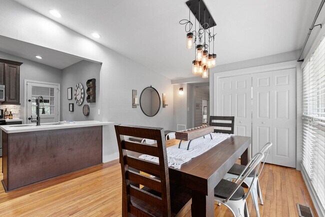 Building Photo - 3/2 House by TMH!! Available April!! fully furnished, 6 or 12 month lease available