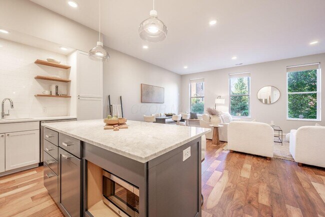 Building Photo - 598 Lathrop St