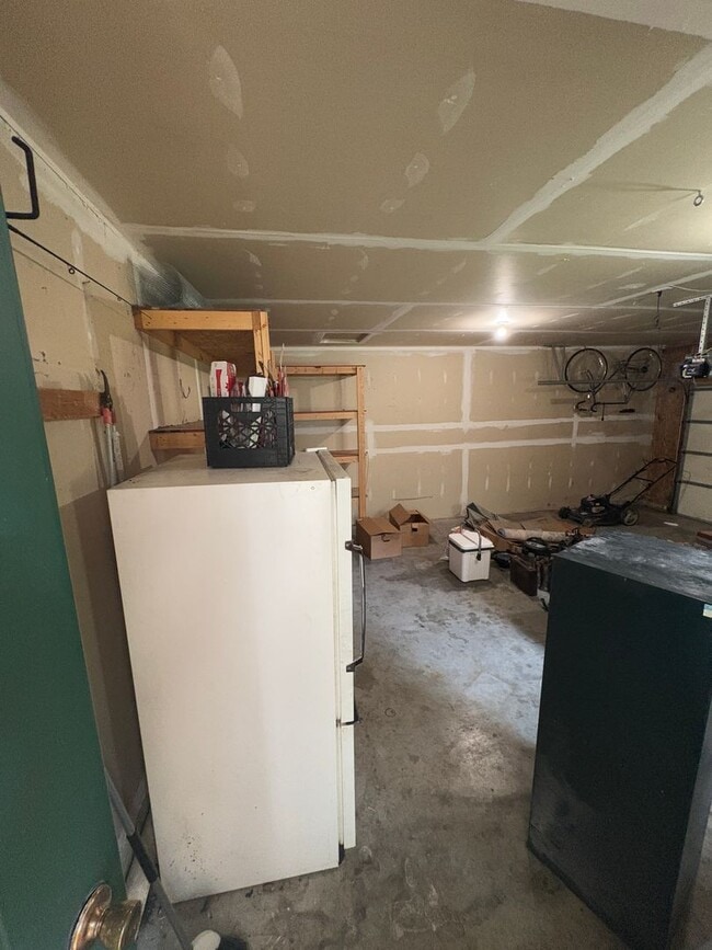 Building Photo - Classic 3 Bedroom 2 Bath Home with Attache...