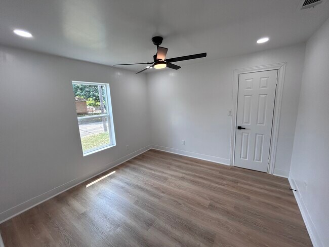 Building Photo - 1400 N 6th St