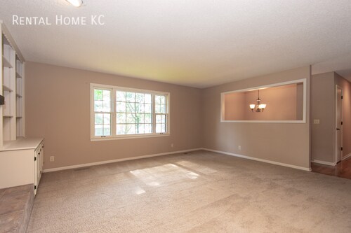 Building Photo - Beautifully updated split level with Finis...