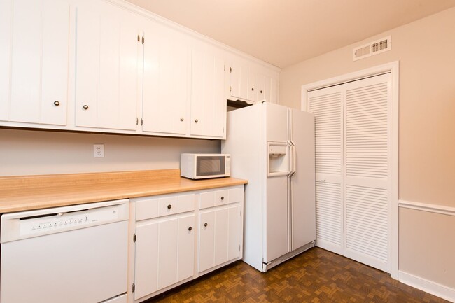 Building Photo - Wonderful Westend Townhome