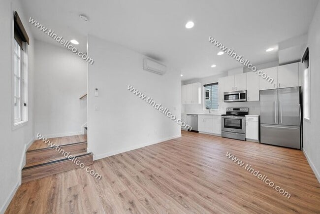 Building Photo - Sleek 3-Level Townhome in Hosford-Abernethy – Pet Friendly with W/S/G Included!