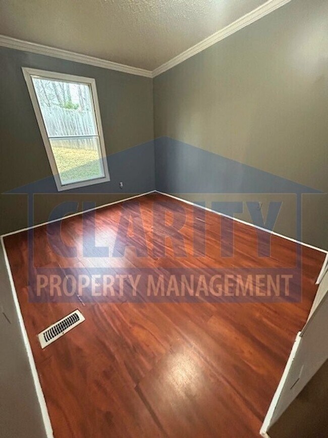 Building Photo - Three bedroom home w/ fenced in yard!