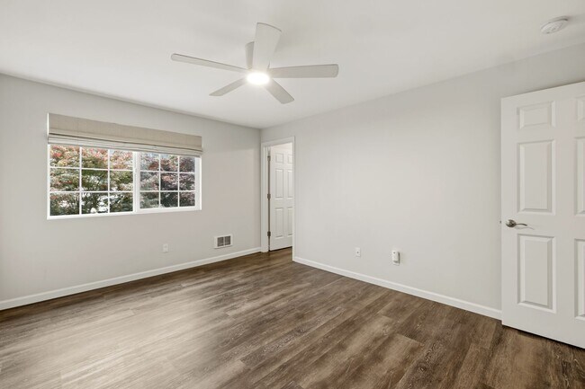 Building Photo - For Lease $2950/Month: Beautifully updated 2/Bdrm Townhome with large Bonus Room