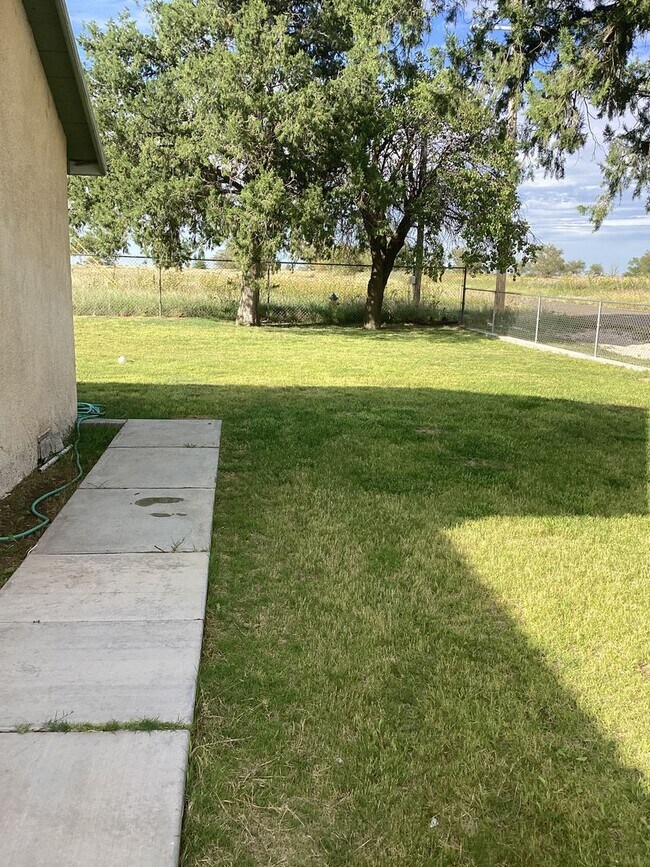 Building Photo - Country living close to town in Portales!