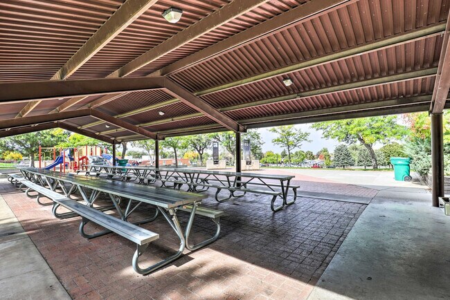 Building Photo - 1523 7200 S