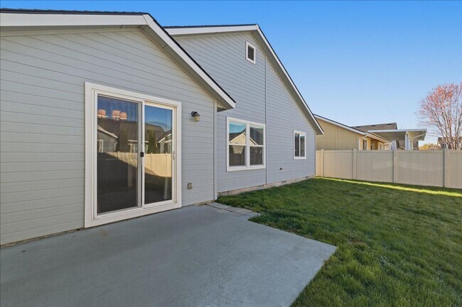 Building Photo - Single Level 3-bedroom 2-bathroom home in SW Boise