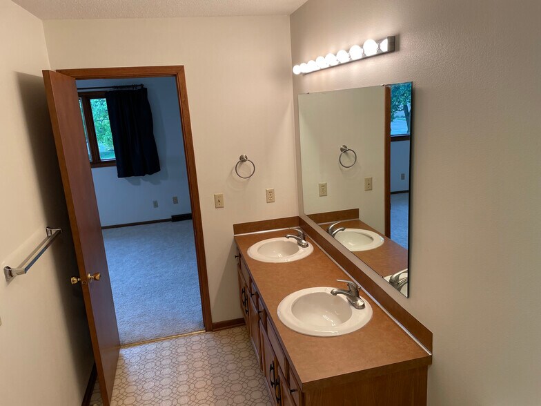 Bathroom - 1505 Little Bluestem Ct
