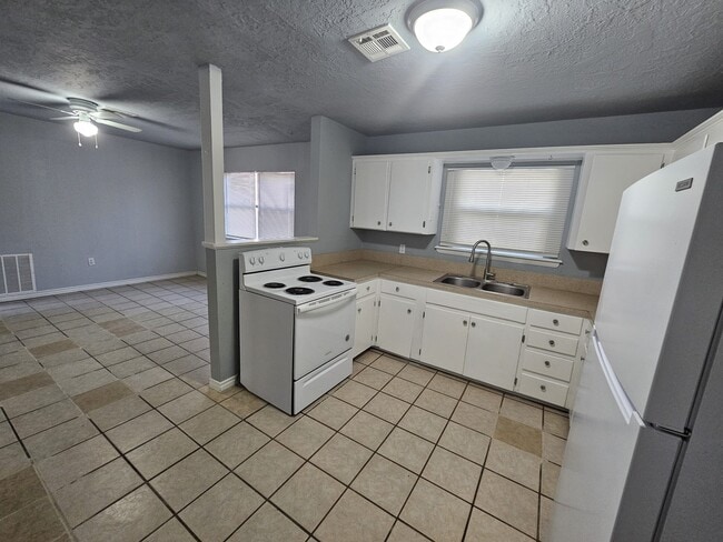 Building Photo - 411 NW Greenmeadow Dr