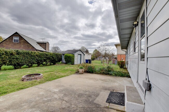 Building Photo - 609 Birch Dr