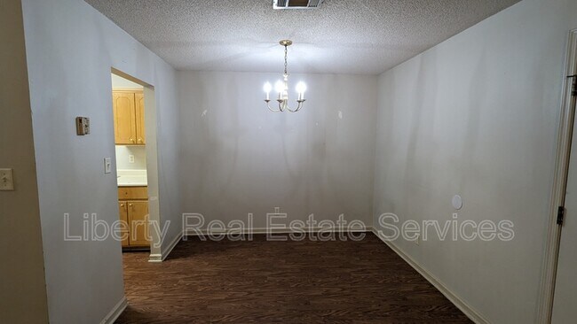 Building Photo - 132 Rolland St