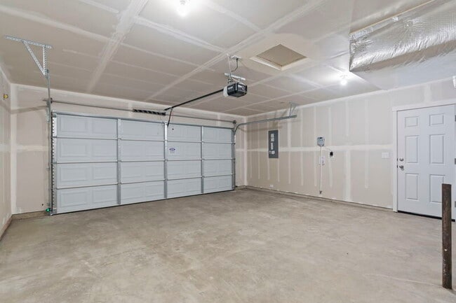 Building Photo - 10419 Rockaway Ridge St