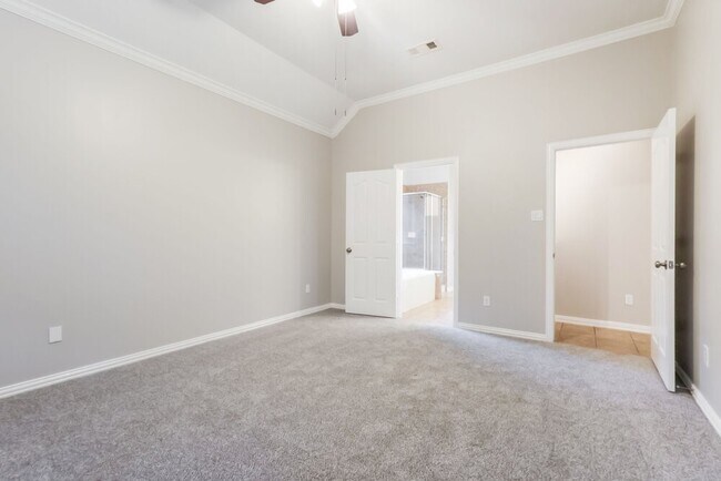 Building Photo - 9202 Hidden Lake Cir