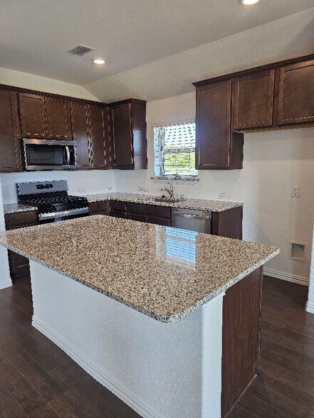 Building Photo - 928 Cayden Dr