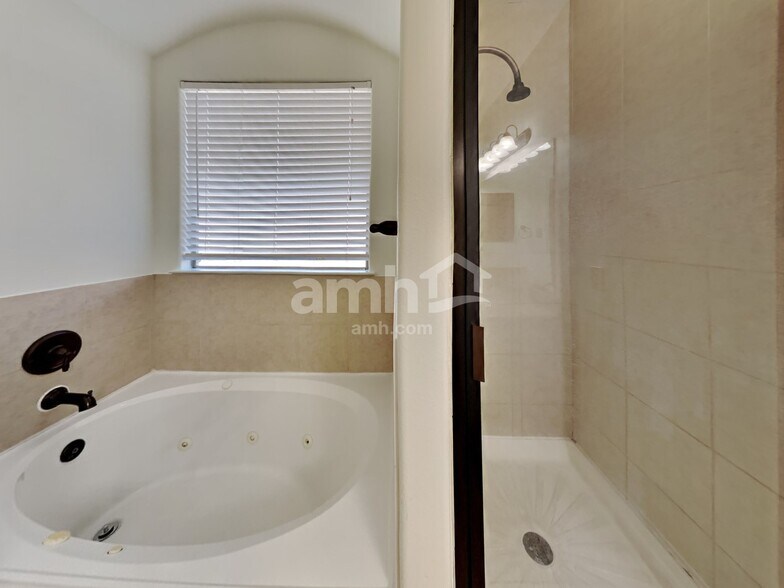 Building Photo - 10224 Forest Glade Ct