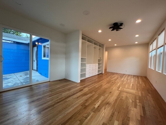 Building Photo - 3 Bedroom 2 Bath remodeled home is Capitola