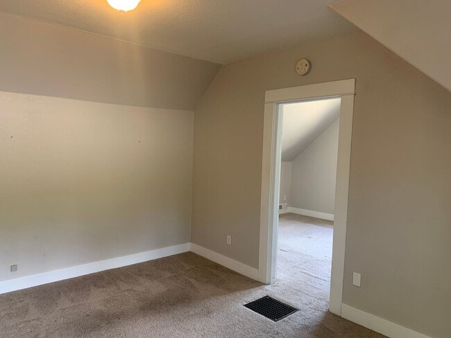 Building Photo - Spacious 3 bedroom home with two separate ...