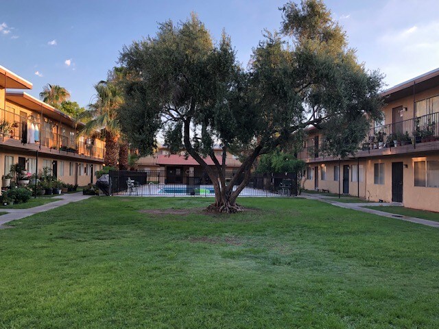 Building Photo - 722 N Royal Crest Cir