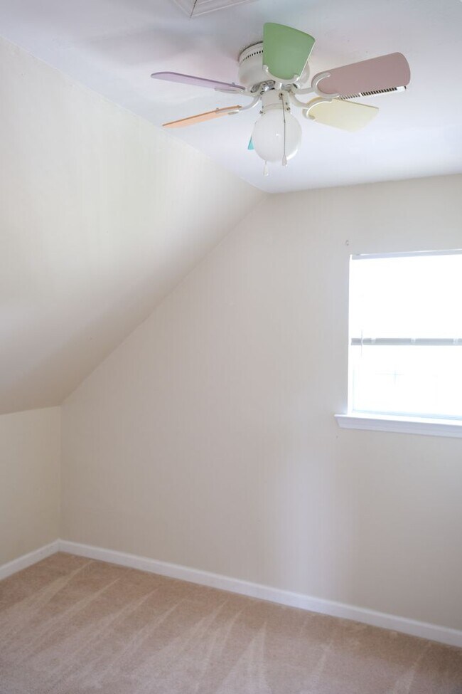 Building Photo - 3 Bedroom, 2 Bath house with fenced yard!