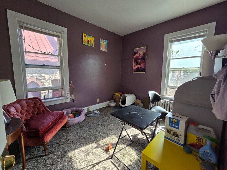 Building Photo - 165 W Broadway St