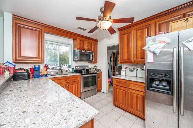 Building Photo - Cozy Brick Rancher in Lakeside