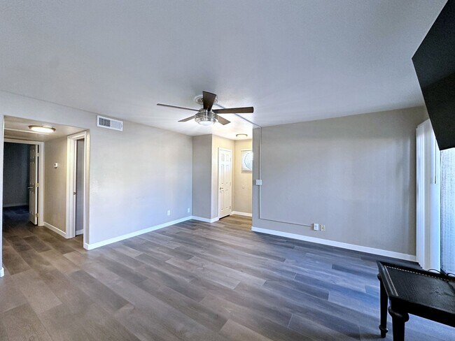 Building Photo - 1 MONTH FREE***REMODELED 2 BEDROOM DOWNSTAIRS CONDO IN GATED COMMUNITY
