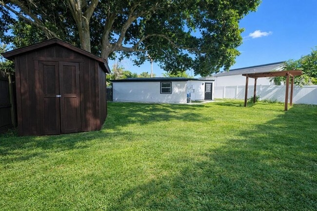 Building Photo - 6580 10th Ave Terrace S