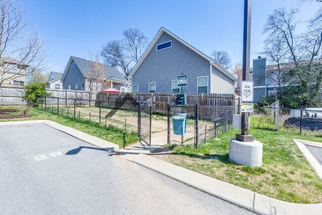 Building Photo - 1041 E Trinity Ln
