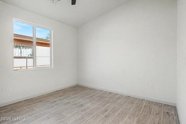 Building Photo - 827 E 33rd St