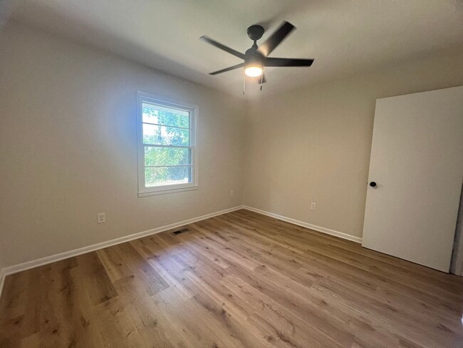 Building Photo - MOVE IN SPECIAL!  HALF OFF FIRST MONTHS RENT!