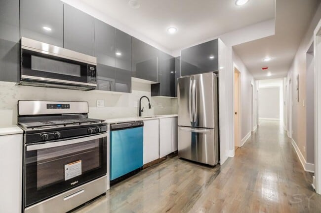 Building Photo - 3 bedroom in Chicago IL 60637