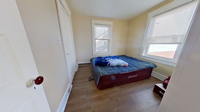 Building Photo - Single-Family 2-Story Home with Utilities Included