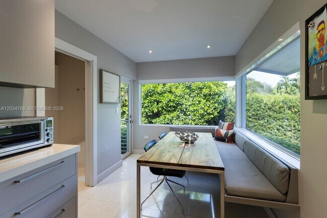 Building Photo - 5780 Las Palmas Dr