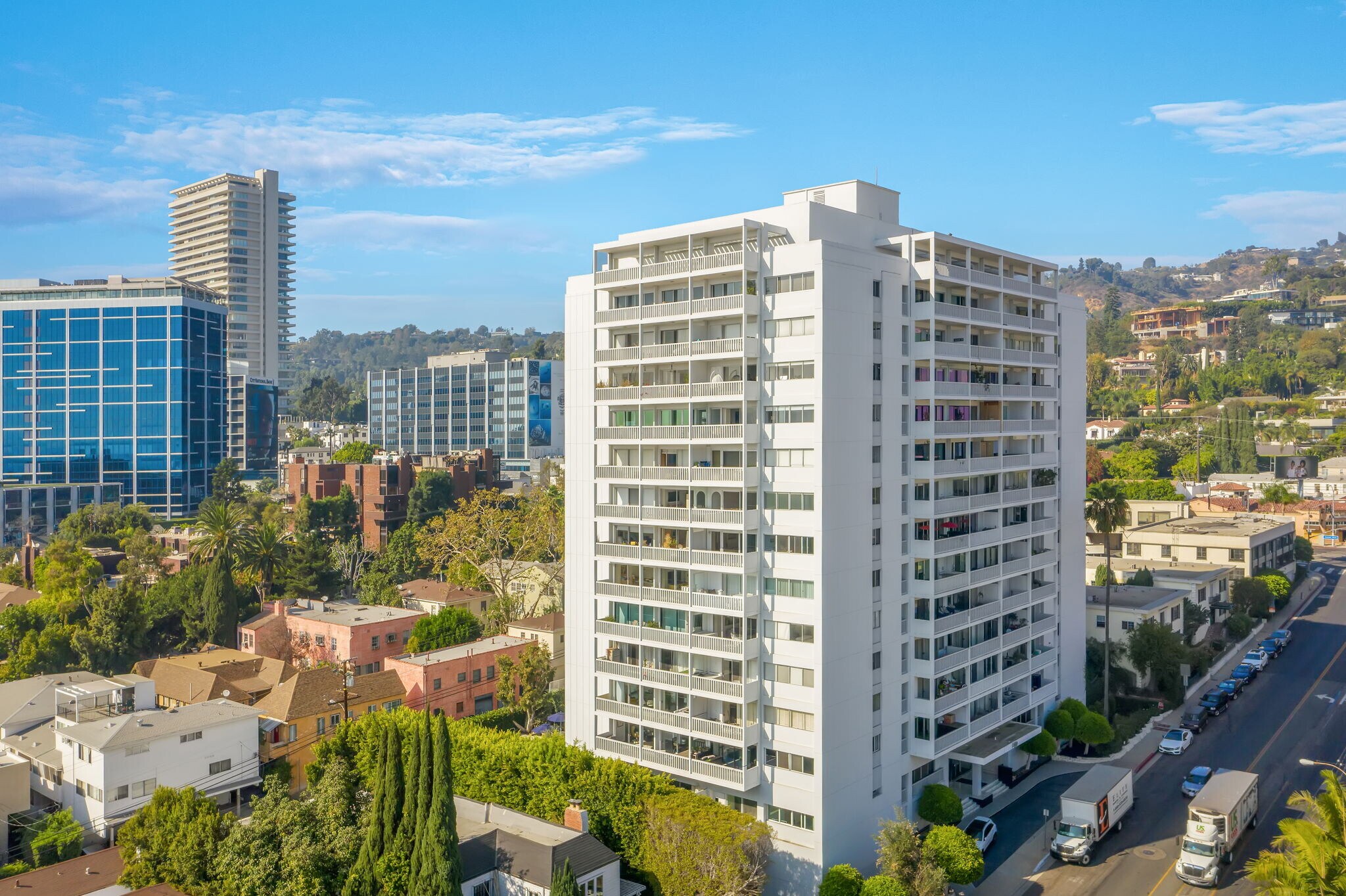 Building Photo - 999 N Doheny Dr