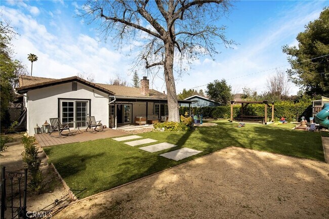 Building Photo - 23936 Nomar St