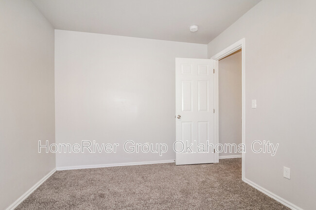 Building Photo - 2025 Bosc Dr