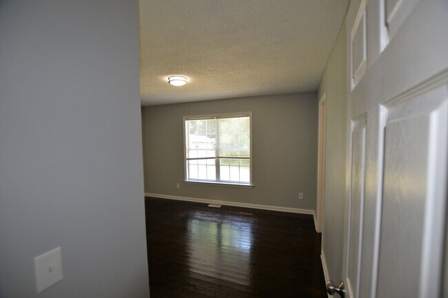 Building Photo - Cozy 3-Bedroom Near Greensboro Coliseum