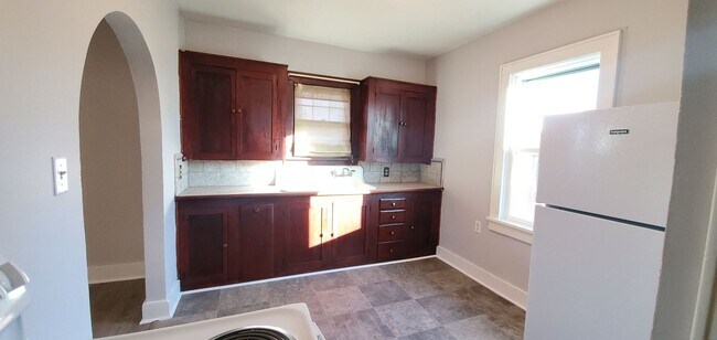 Building Photo - Cute 2 Bedroom 1 Bath Home