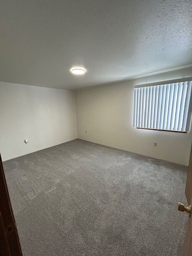 Building Photo - 2 bedroom, 1 bath - middle floor apartment with updates & private balcony!