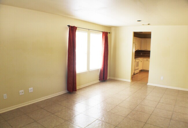 Building Photo - Beautiful Rental now available in Thistle ...