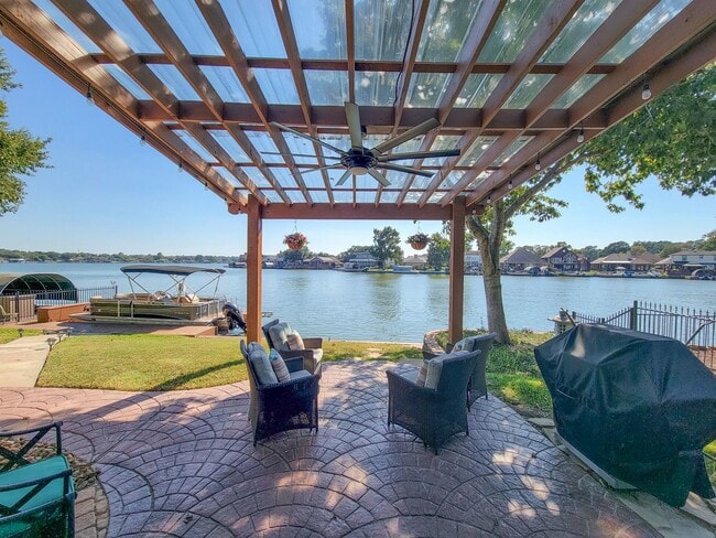 Building Photo - Beautifully designed waterfront property w...