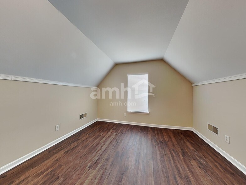 Building Photo - 714 W Parris Ave