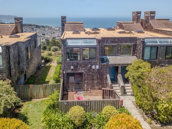 Building Photo - 262 Beachview Ave
