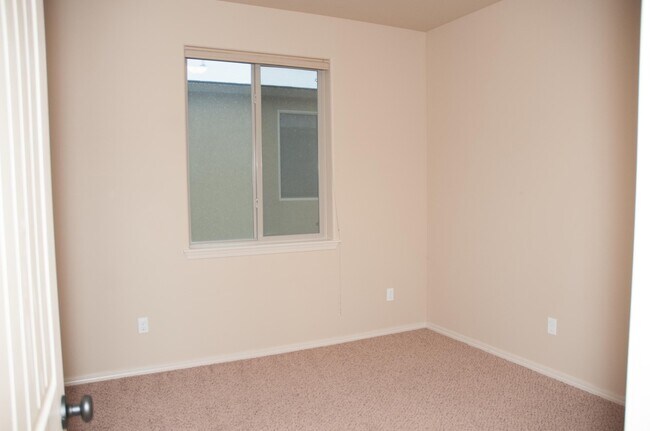 Building Photo - 3 bd. 2 bath Rambler Available November 10!