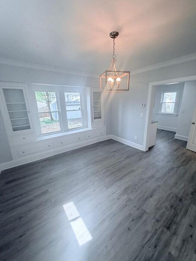 Building Photo - Gorgeous 4 bd, 1.5 bth Cleveland Heights Stunner!